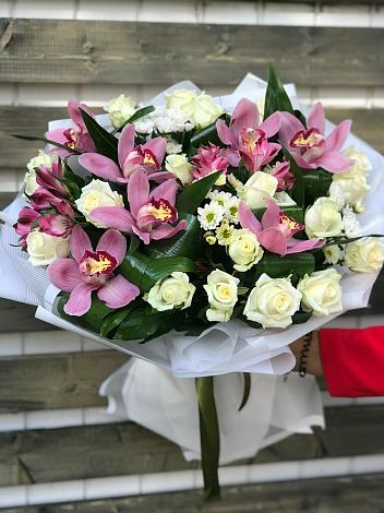 Букет цветов из: Розы и Хризантемы в Домбае
