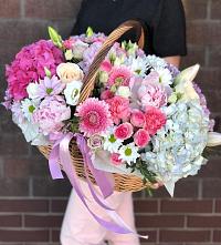 Композиция солнечный день в Домбае Цветочная композиция из Розы, Хризантемы, Пионы и Лизиантусы в корзине в Домбае