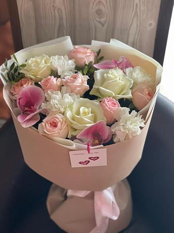 Букет цветов из: Орхидеи, Розы и Гвоздики в Домбае