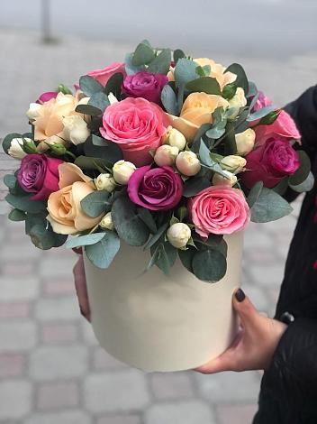 Цветочная композиция из Розы в шляпной коробке в Домбае